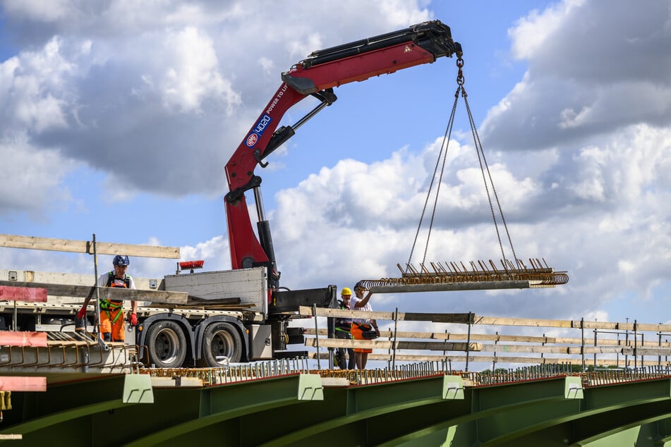 Die neue Brücke nimmt Gestalt an. Derzeit werden die Fahrbahnböden verbaut.