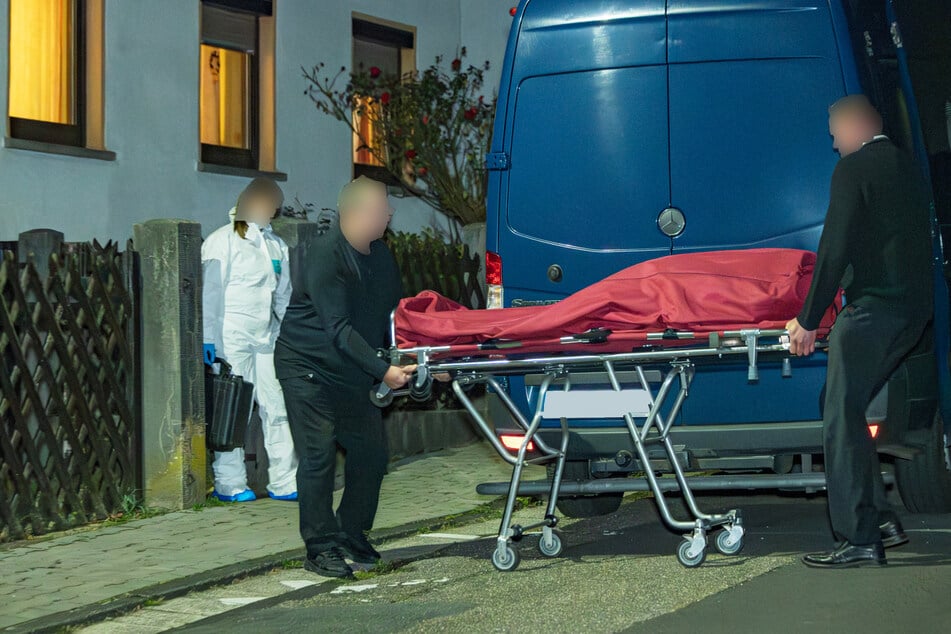 Der Leichnam des 53-jährigen Mannes wurde im Laufe des Samstags zur Obduktion in die Rechtsmedizin transportiert.