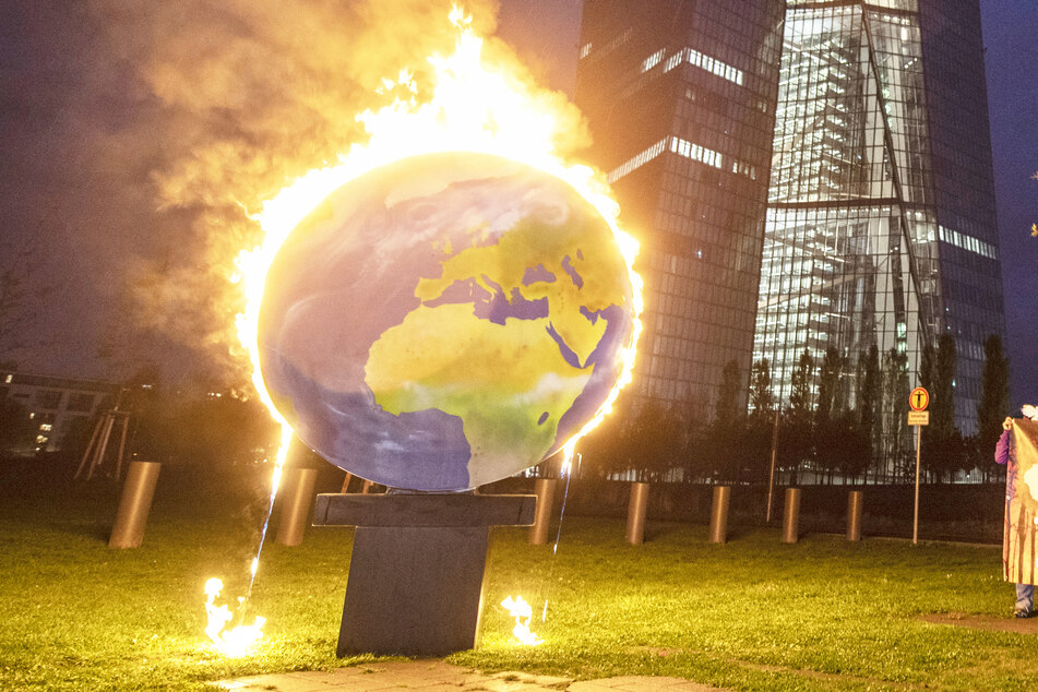 Darum brennt die Welt vor dem Hauptsitz der EZB