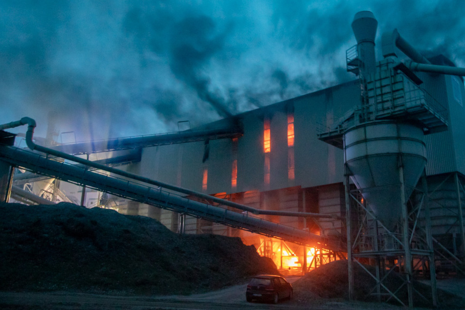 Großalarm am Steinbruch: Plötzlich stand die Produktionshalle in Flammen