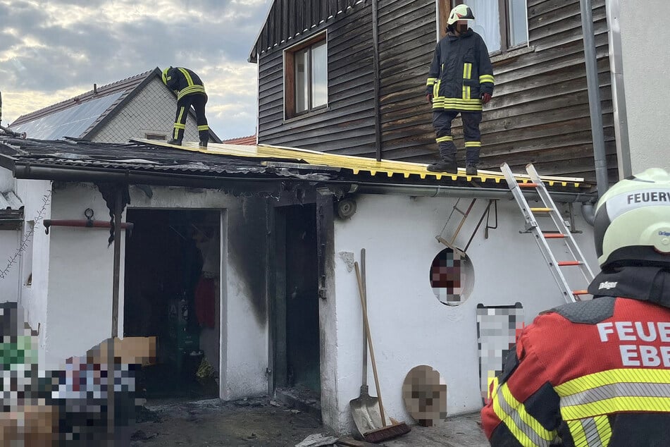 Die Kameraden der Feuerwehr konnten noch Schlimmeres verhindern. Der entstandene Sachschaden liegt wohl im niedrigen vierstelligen Bereich.