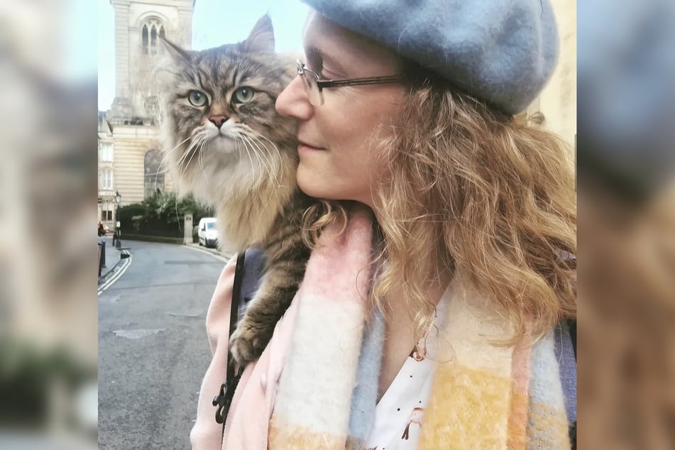 Mit Frauchen Jamie Fishwick-Ford (43) geht es für den Sechsjährigen auch häufiger in die nahe gelegene Kneipe oder mit dem Bus zur Arbeit.