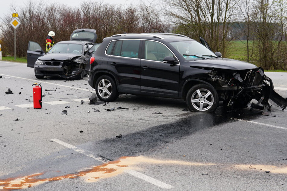 VW-Fahrerin übersieht BMW auf B6: Zwei Verletzte bei Unfall in der Oberlausitz
