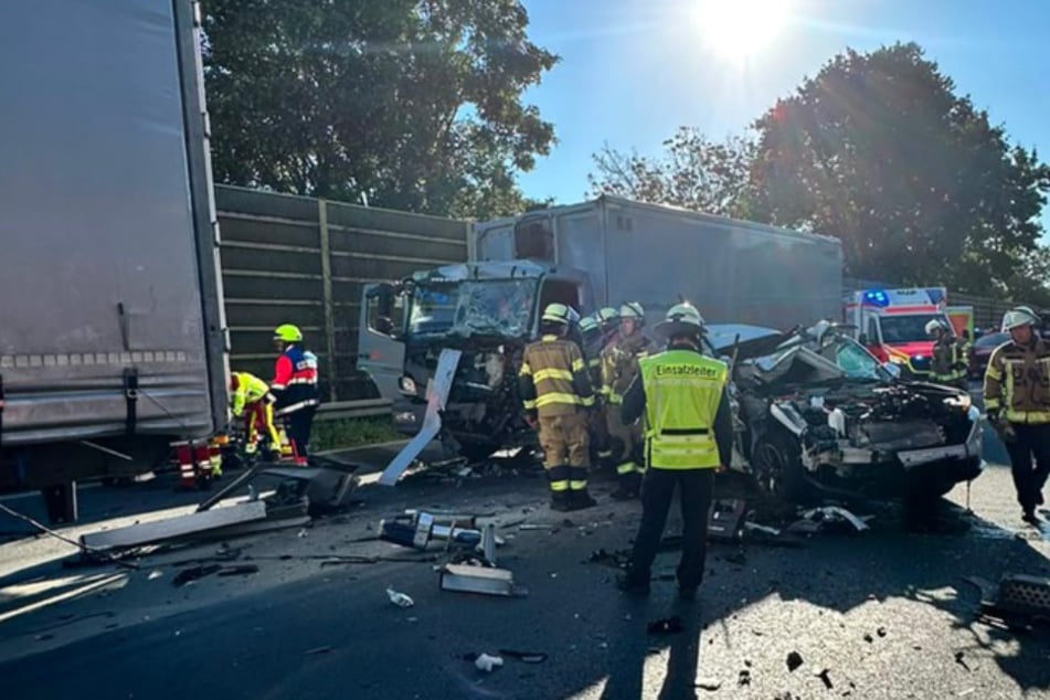 Durch den heftigen Crash kommt es zu massiven Verkehrsbehinderungen rund um die Unfallstelle.