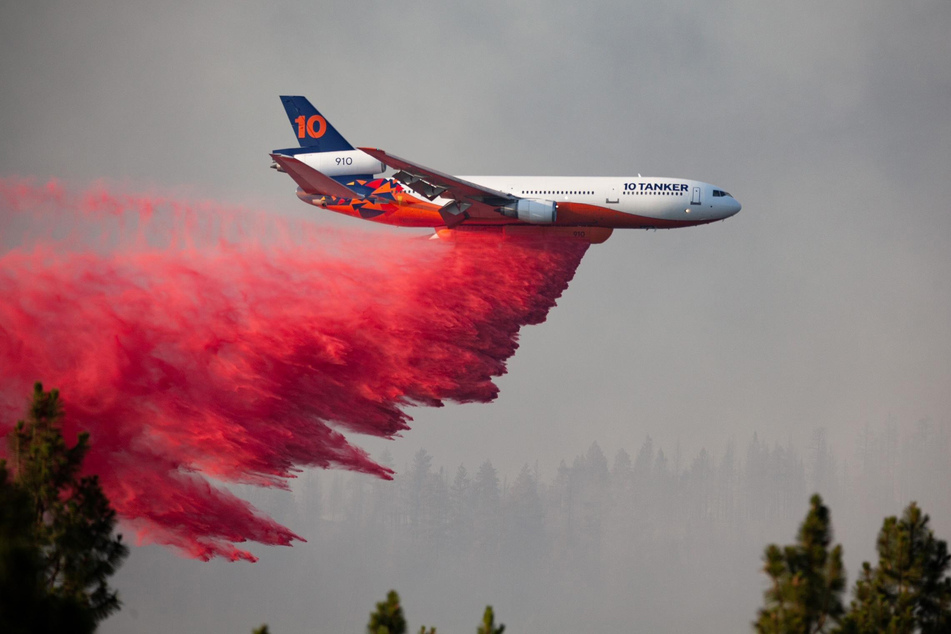 Ein Flugzeug wirft Löschmittel über dem Brand im Süden des US-Bundesstaates Oregon ab.