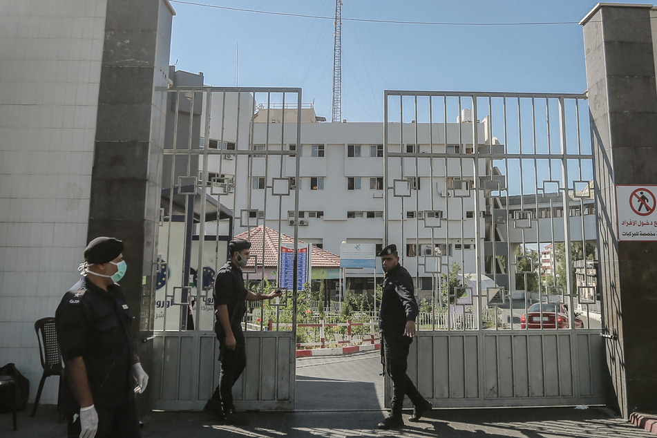 Mitglieder der islamistischen Hamas bewachen die Tore des Schifa-Krankenhaus in Gaza, das nach israelischer Darstellung auch als Hamas-Kommandozentrum dient.