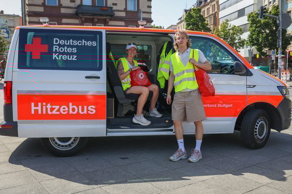 Willi Glück und Janine Funk sind bei bis zu 39 Grad in der Innenstadt unterwegs.
