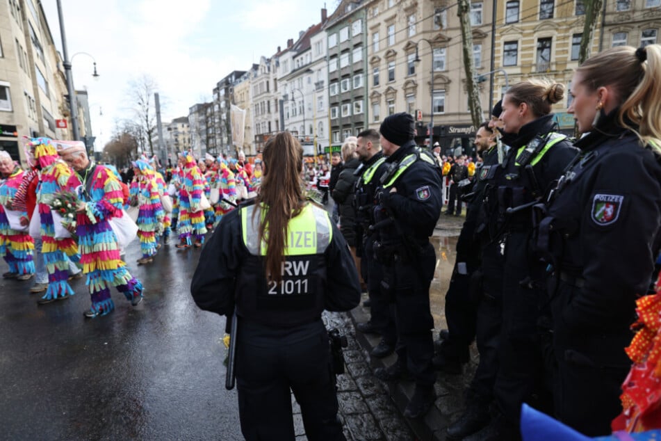 Die Polizei sicherte zahlreiche Ecken des Rosenmontagszuges in Köln mit diversen Einsatzkräften.