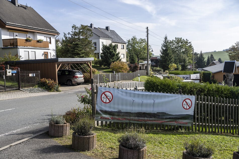 Hier macht ein Gegner des Windparks seinem Frust mittels Plakat Luft.