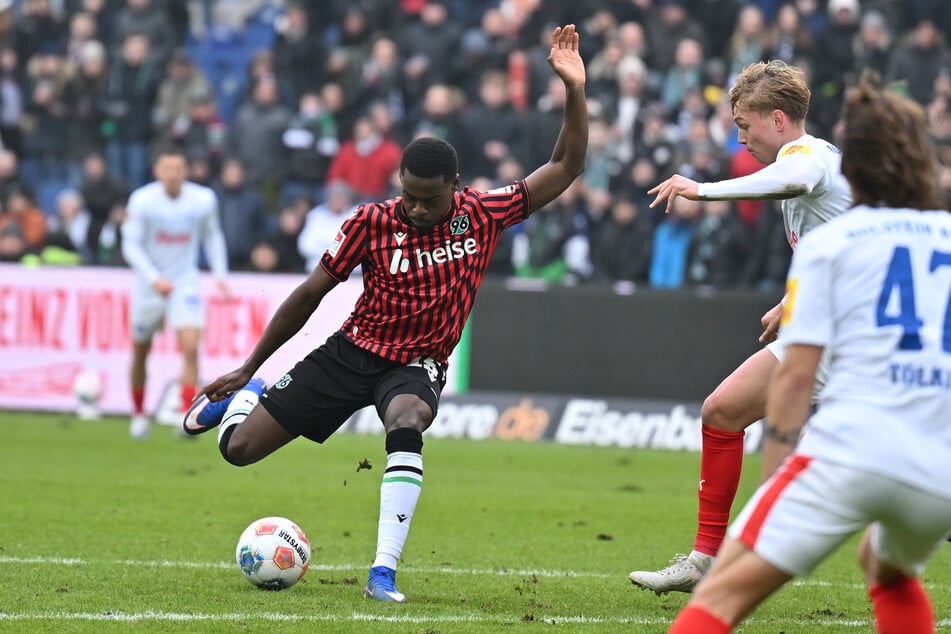 Noel Aseko (20, l.) schließt sich der Eintracht an und spielt künftig Bundesliga.