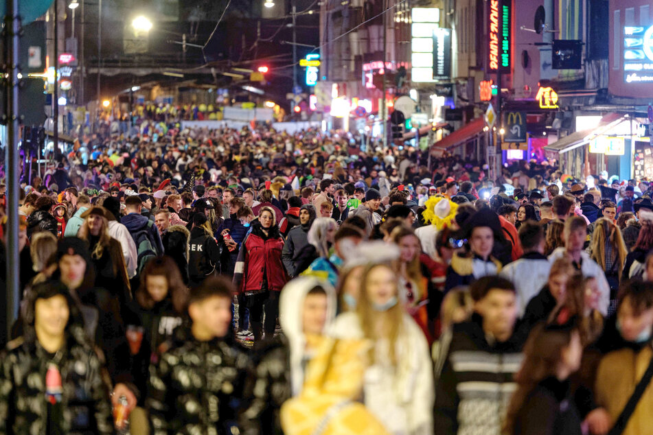 Im Februar zu Weiberfastnacht hatten Tausende Karnevalisten auf der Zülpicher Straße in Köln gefeiert.