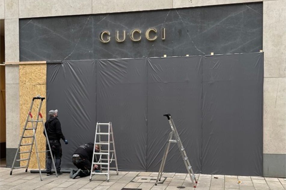 Kurz vor dem Start der Demo am Samstag werden an den Luxusboutiquen am Neuen Wall die letzten Vorbereitungen getroffen.