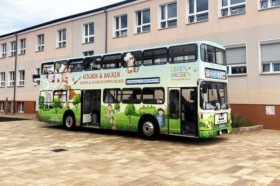 Der grüne AOK PLUS Doppelstock-Bus fährt ab 17. November die Marktplätze von fünf Städten in der Region an.