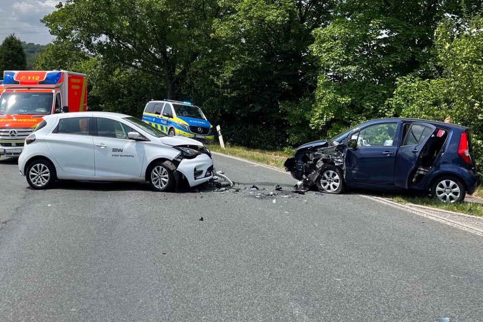 Frontalcrash auf Landstraße: Vier Insassen verletzt, darunter auch zwei Kinder