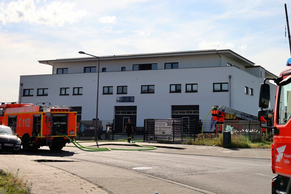 Weil Flachdach eines Unternehmens im Merkenicher Gewerbegebiet am Dienstag in Flammen stand, musste die Feuerwehr mit mehreren Löschzügen ausrücken.