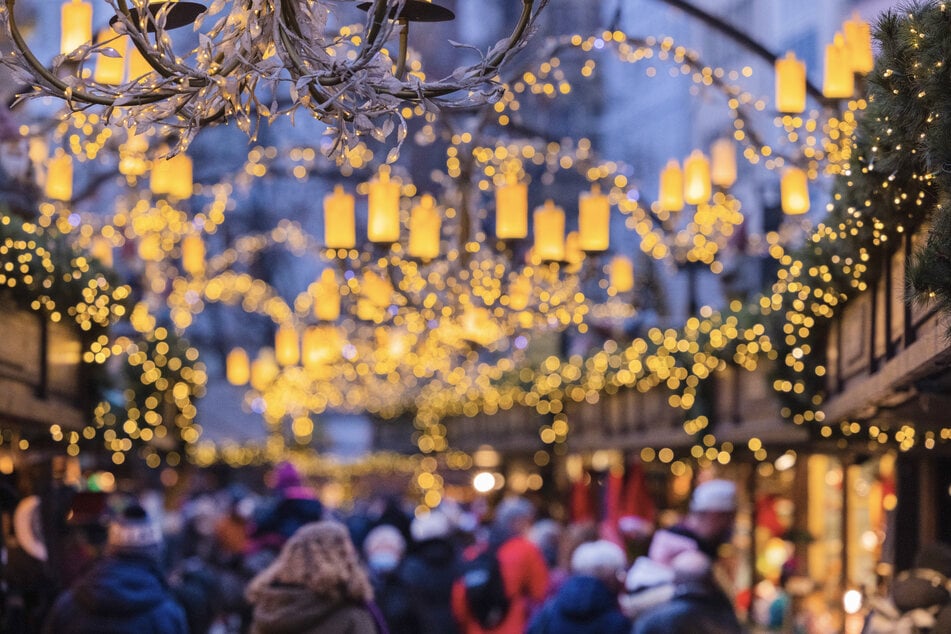 Schon am Freitag öffnet am Rheinauhafen in Köln der erste Weihnachtsmarkt in diesem Jahr. (Symbolbild)