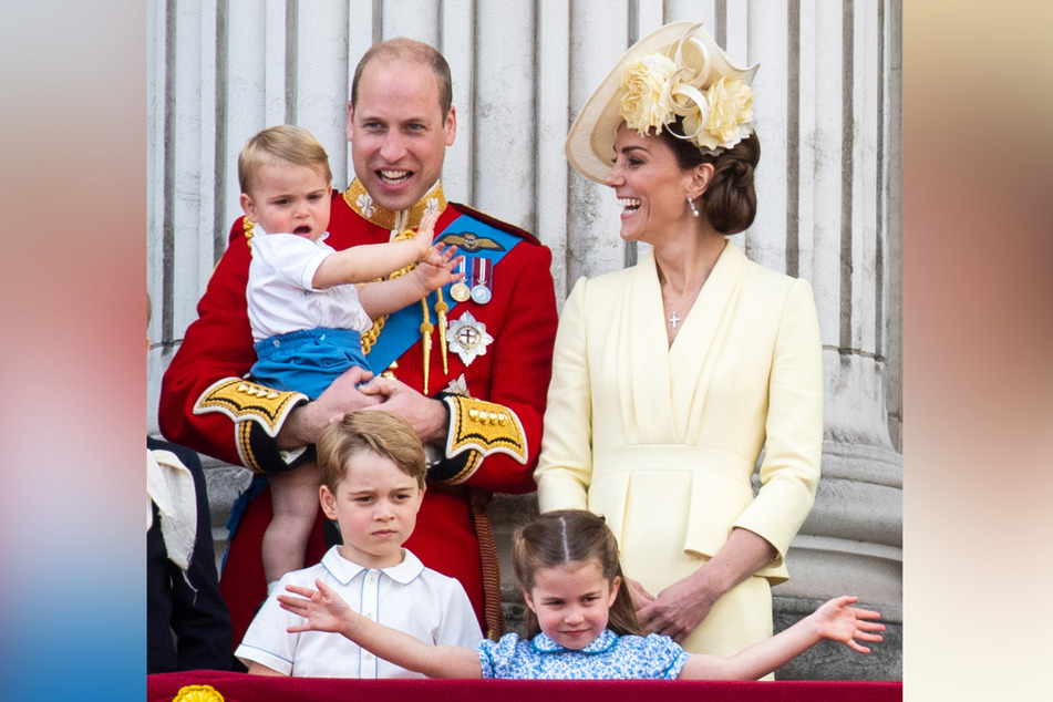 Die ganze Familie zusammen: Prinz William (37, l.), Prinz Louis (2, auf dem Arm), Kate (38), Prinz George (6, l.) und Prinzessin Charlotte (5, r.). (Archivbild)