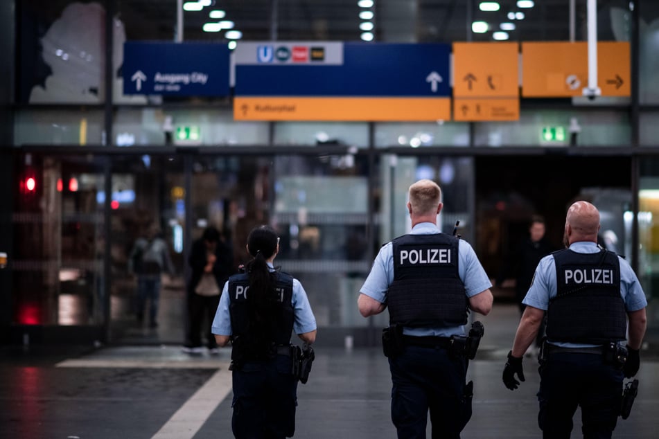 Die Polizei konnte den 42-Jährigen nach dem Vorfall am Essener Hauptbahnhof stellen. (Symbolbild)