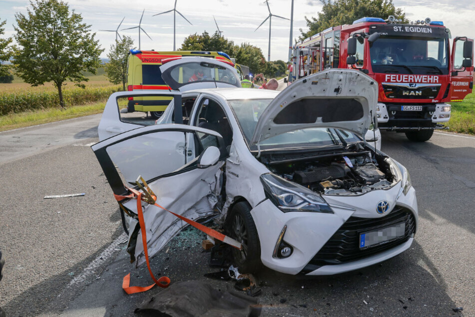 Die drei Insassen des Toyotas wurden leicht verletzt.
