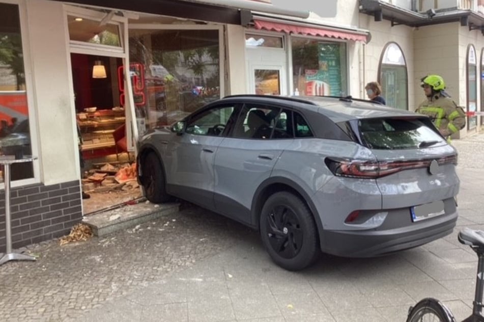 Das Auto zerstörte den Eingangsbereich der Bäckerei.