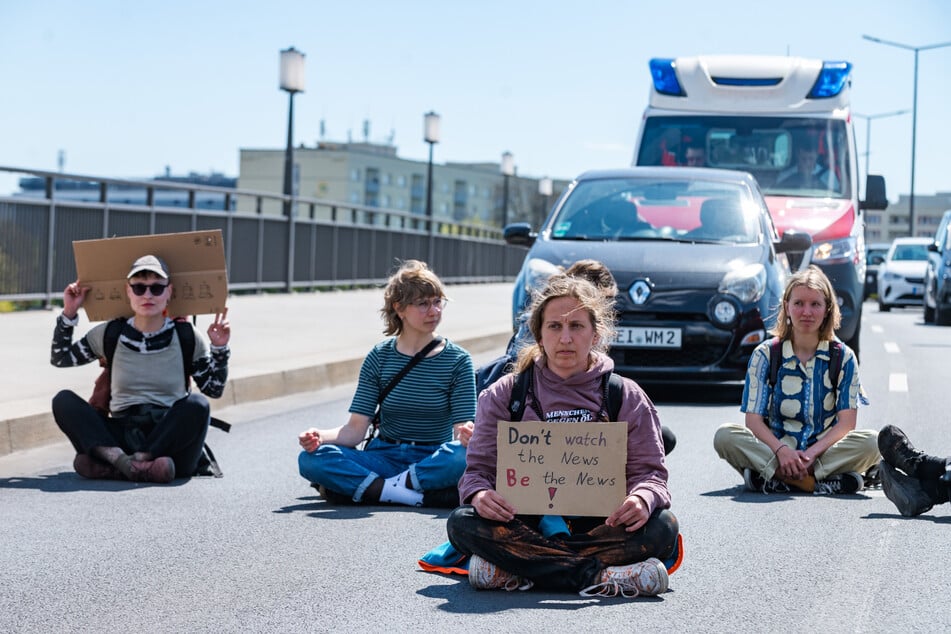Am 27. April 2024 kam es zu einer Sitzblockade auf der Carolabrücke.