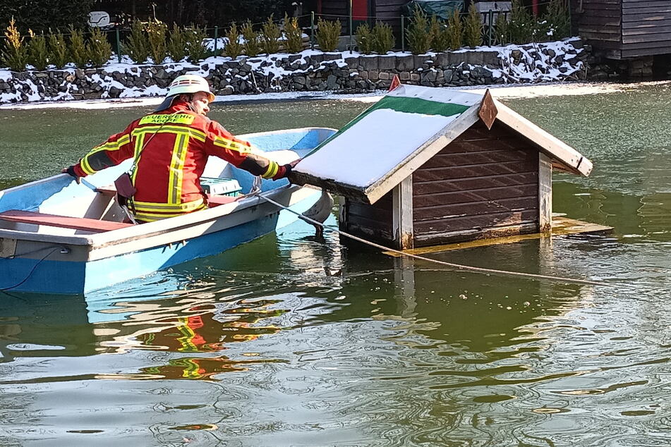 Die Feuerwehr befreite den Kater mit einem Boot aus seiner misslichen Lage.