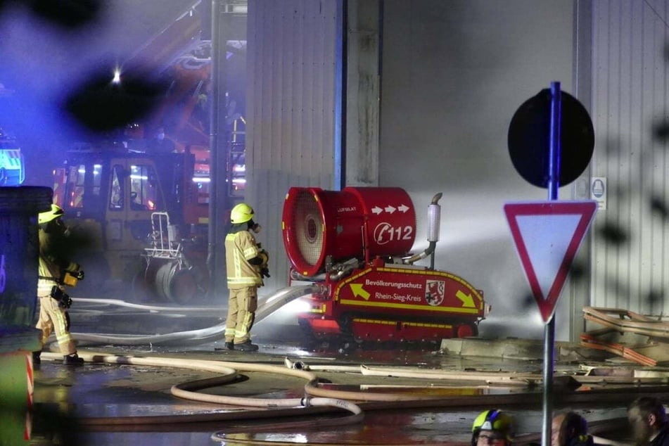Die Feuerwehr ist mit einem Großaufgebot vor Ort.