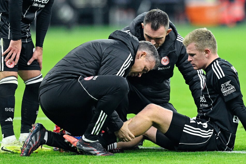 Jonathan Burkardt (25, r.) war im Spiel gegen Atalanta Bergamo am Mittwochabend unglücklich aufgekommen und konnte mit einer Wadenverletzung nicht mehr weiterspielen.