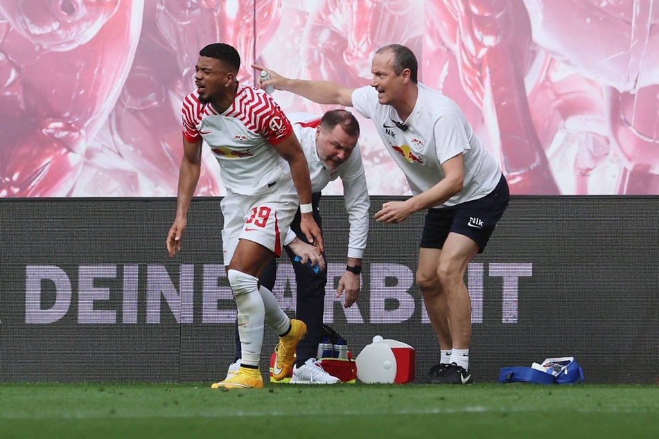 Nikolaus Schmid (54, r.) ist schon seit über zehn Jahren als Physiotherapeut für RB Leipzig aktiv.