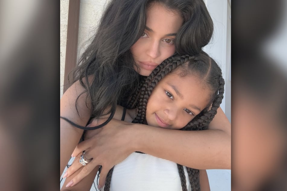 母親のカイリー・ジェンナー(27)と娘のストーミは現在、タークス・カイコス諸島で休暇を過ごしている。