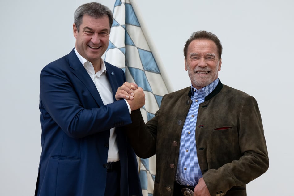 Markus Söder (55, CSU, l.), Ministerpräsident von Bayern, empfängt Arnold Schwarzenegger (75), Schauspieler und ehemaliger Gouverneur von Kalifornien, für die Verleihung des blauen Panthers (Bayerischer Filmpreis).
