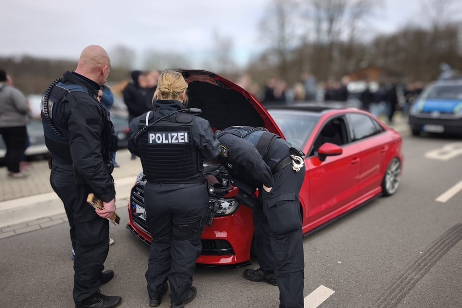 Die Polizei hat vor Ort 267 Autos kontrolliert.