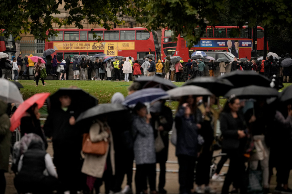 Viele Menschen versammelten sich am Dienstag, um den Leichenwagen der Queen auf dem Weg zum Buckingham Palace zu sehen.