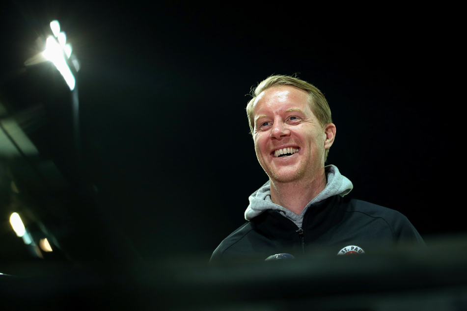 Timo Schultz (43), Trainer des FC St. Pauli, freut sich bereits auf die kommende Zweitliga-Saison.