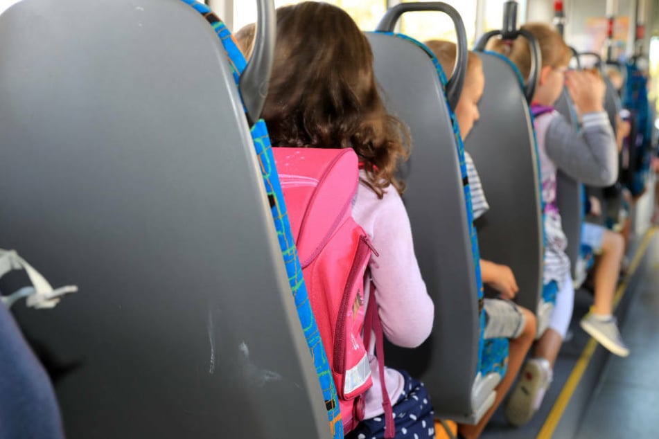 An den ersten Schultagen waren vor allem im ländlichen Raum die Schulbusse häufig überfüllt (Archivbild).
