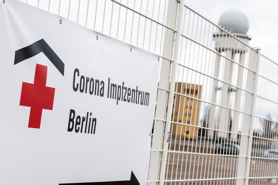 Ein Schild weist den Weg zum Impfzentrum in Tempelhof.
