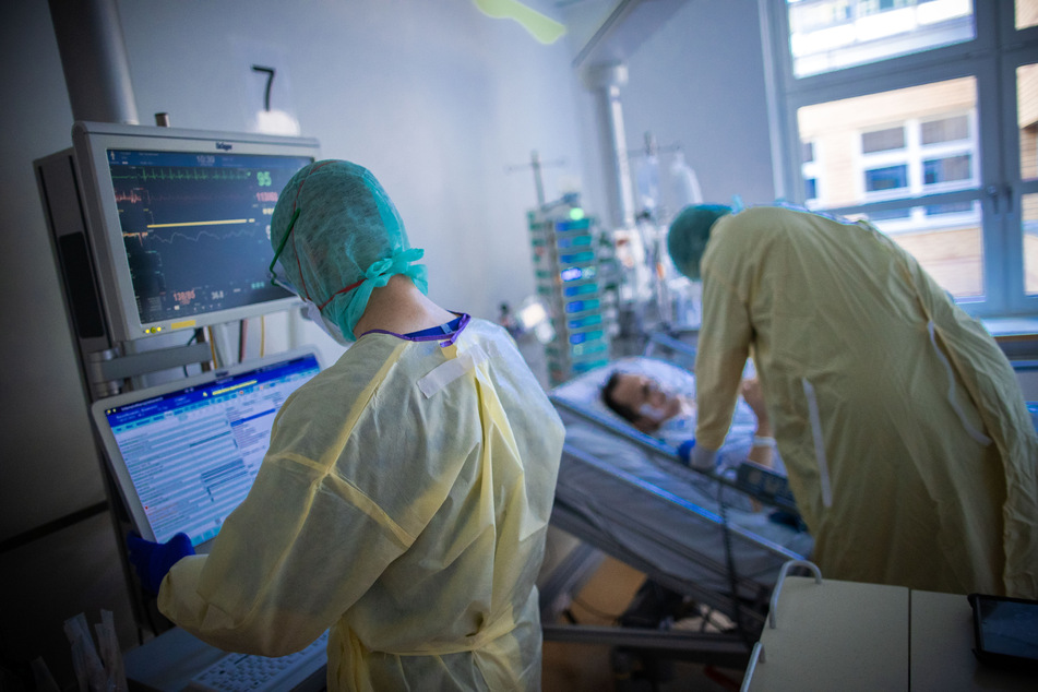 Rund 6500 Corona-Neuinfektionen haben die Gesundheitsämter in Nordrhein-Westfalen innerhalb eines Tages an das Robert Koch-Instituts (RKI) übermittelt.
