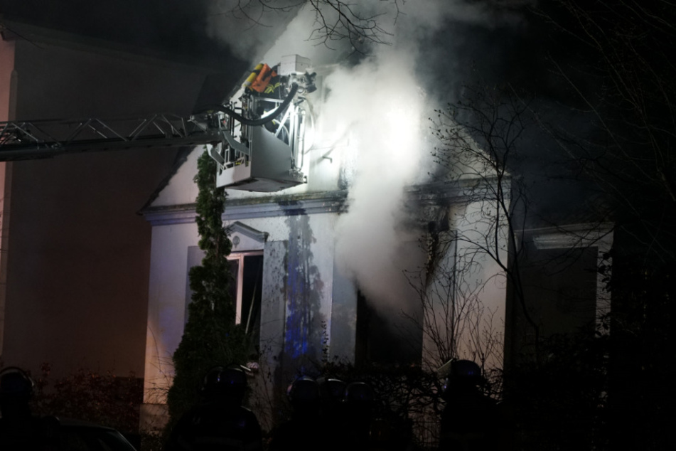 Einsatzkräfte der Feuerwehr versuchen den Brand zu löschen.