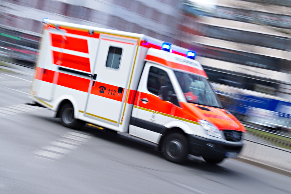 Rettungskräfte brachten den Biker ins Krankenhaus. (Symbolbild)