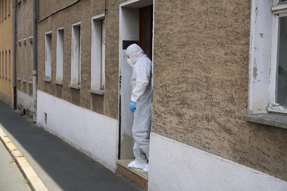 Die Ermittlungen auch in der Wohnung und im Umfeld dauerten am Freitag an.
