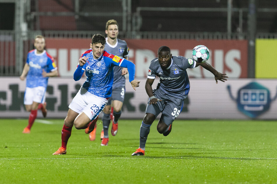 Szene aus dem Hinspiel: HSV-Innenverteidiger Stephan Ambrosius (r.) im Zweikampf mit Kiels Janni Serra (2.v.l.). Damals gab es ein 1:1-Unentschieden.