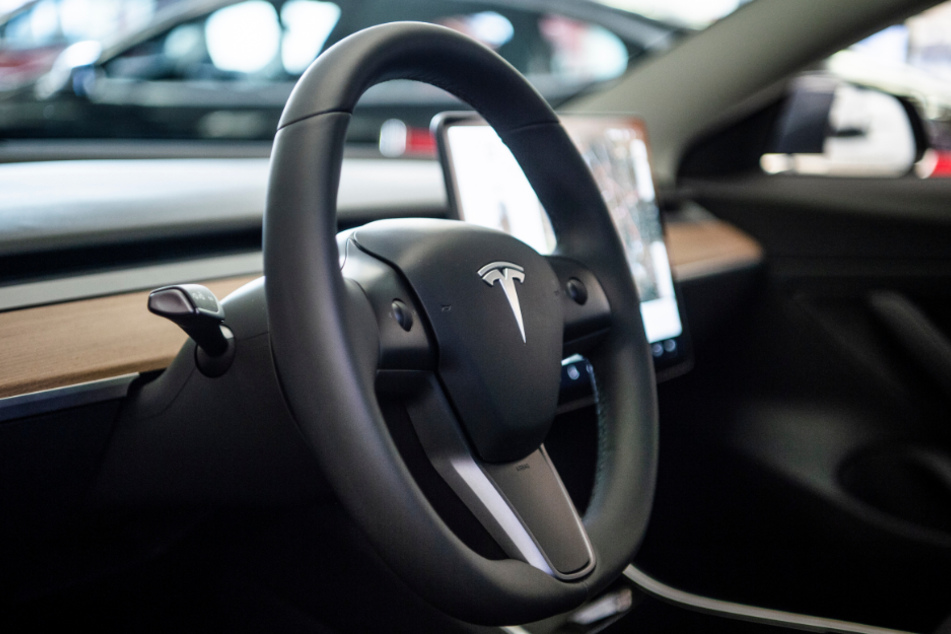 Hat Tesla mit seiner Auto-Pilot-Werbung zu viel versprochen? (Symbolbild)