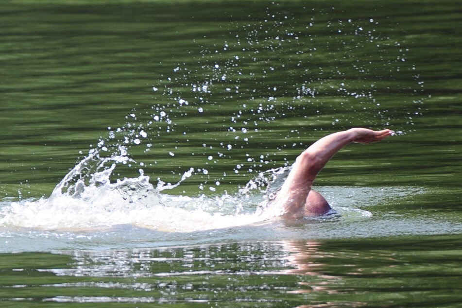 Berlin: Dürfen die das überhaupt? Mann geht nackt baden, Ordnungsamt nimmt ihm Klamotten weg!