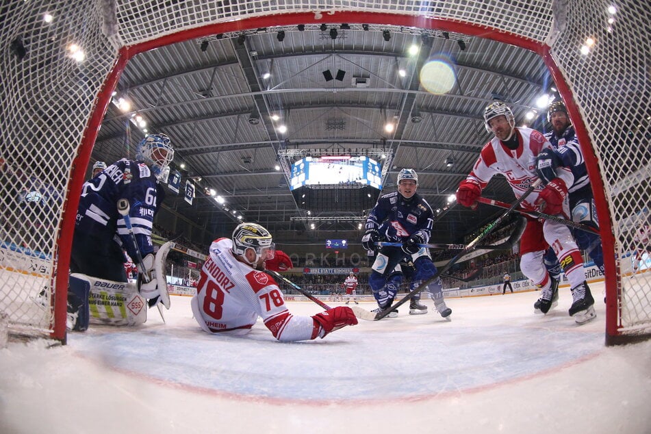 Eislöwen-Goalie Janick Schwendener (32, l.) wird von Nauheims Kevin Orendorz (29, M.) behindert und Nauheims Marc El-Sayed (34) kann frei einsetzen.