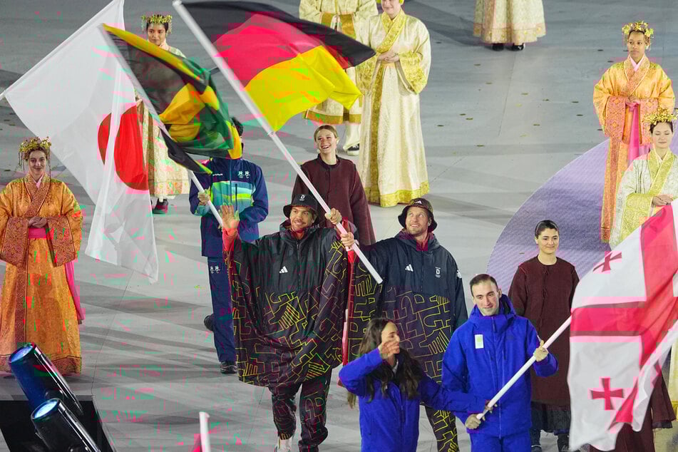 92 Flaggen werden in die Arena von Verona getragen.