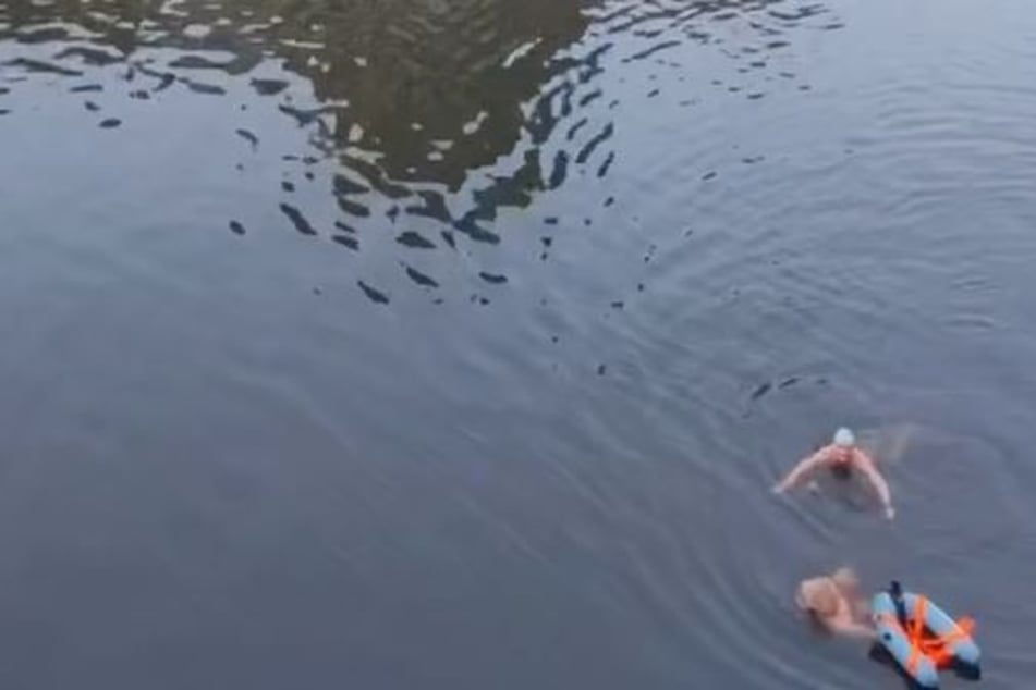 Der Entertainer schwamm mit seiner Begleitung Petra im Wasser vor dem Reichstag.