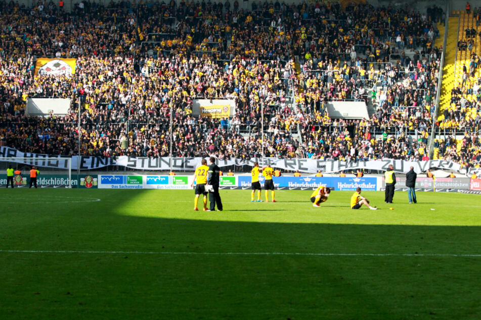"Ihr habt eine Stunde, um unsere Stadt zu verlassen!" Das war am 11. Mai 2014 die Aufforderung der Fans des K-Blocks an die Dynamo-Kicker, als nach einer 2:3-Pleite gegen Arminia Bielefeld der bis dato letzte Abstieg der Schwarz-Gelben aus der 2. Bundesliga feststand.
