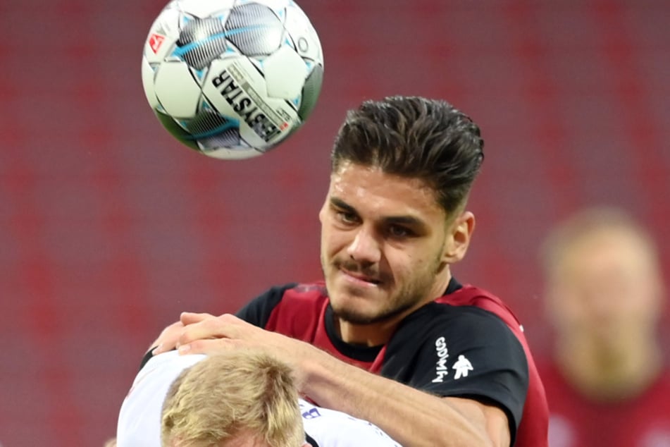 Auch angeschlagen: Verteidiger Konstantinos Mavropanos (22).