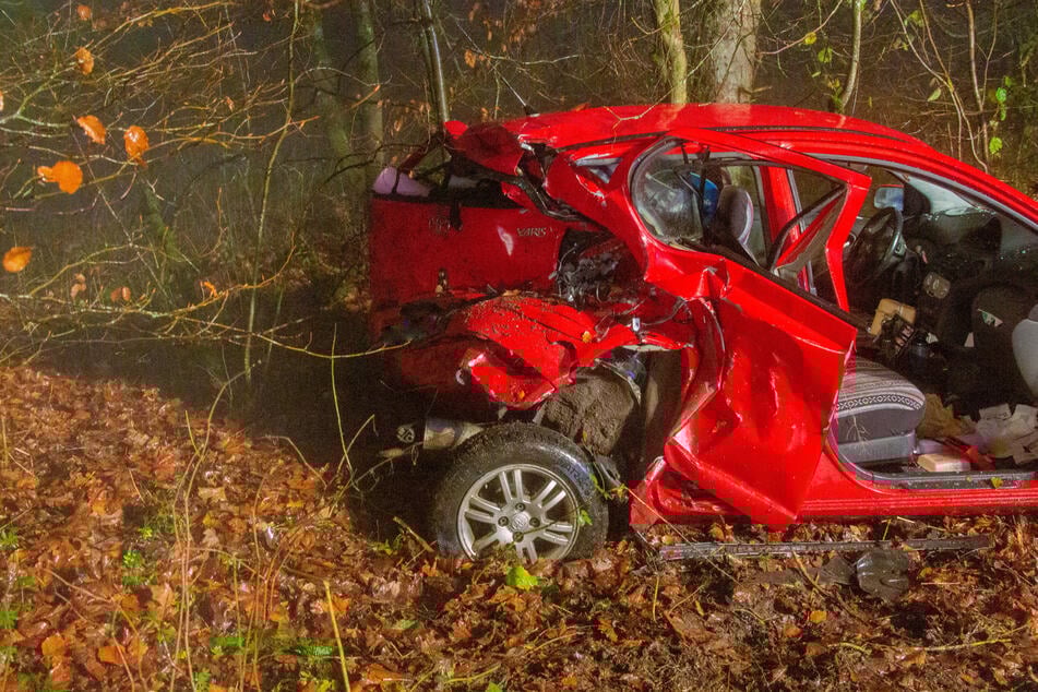 Doppel-Crash: Mutter nach Unfall unter Auto eingeklemmt – Tochter muss alles mit ansehen