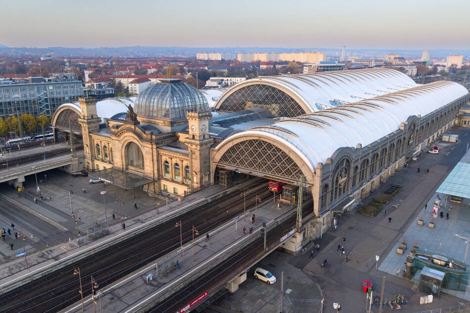Insgesamt 40.000 Quadratmeter an Material wurden für das neue Hallendach des Dresdner Hauptbahnhofs verbaut.